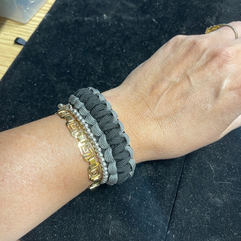 Grey & Black Paracord bracelet. Unisex.